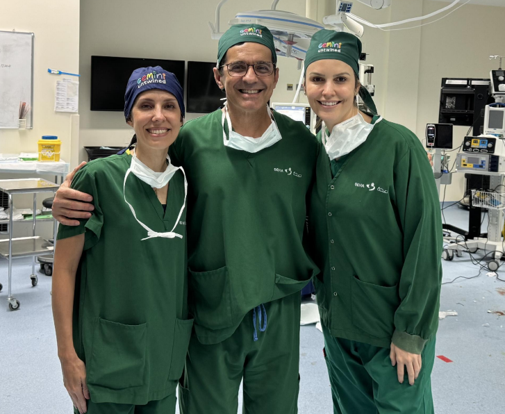 Os médicos brasileiros Gabriel Mufarrej, Clarice Abreu e Mariana Tonon, participaram da cirurgia de separação das siamesas em Abu Dhabi. - Foto: divulgação