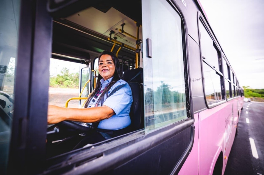 O ônibus rosa tem motoristas femininas e botão de pânico em conexão direta com a polícia. - Foto: Ascom DMTT