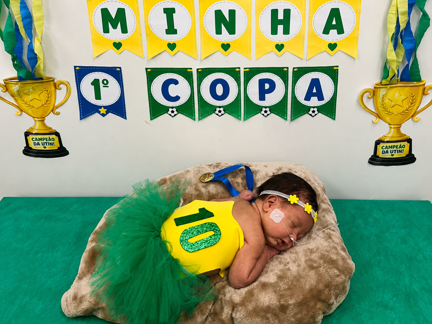 Olha a saia verde, a camisa amarela e a tiara da Seleção na cabeça dela. - Foto IgesDF