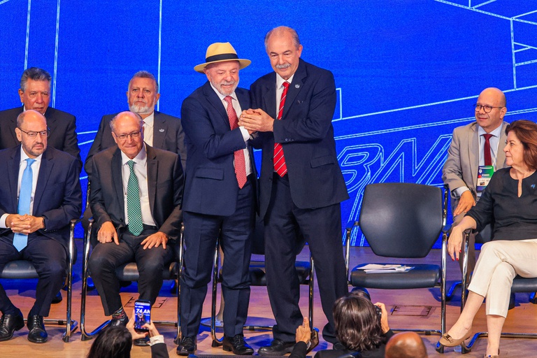 O presidente Lula e o presidente do BNDES, Aloizio Mercadante, na cerimônia de 74 anos do BNDES, no Rio de Janeiro. - Foto: Jonathan Braga