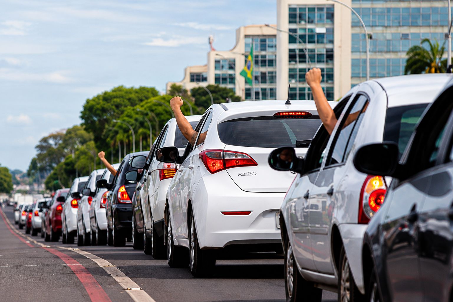 Mais de 10 mil motoristas de aplicativo e taxistas já conseguiram financiamento para comprar carro novo pelo programa Move Motoristas. Veja como conseguir. - Foto: BNDES