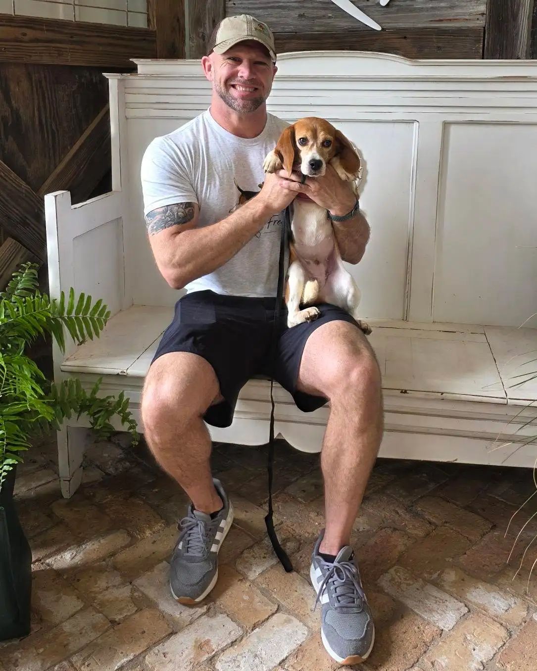 Pebbles com Travis Tillman, seu tutor. Foto: Alaqua Animal Refuge