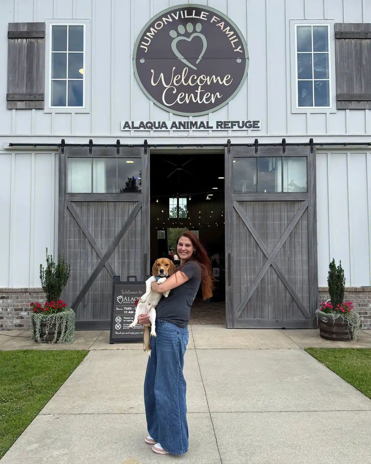 Milo com Lisa Sapp, sua tutora. Foto: Alaqua Animal Refuge