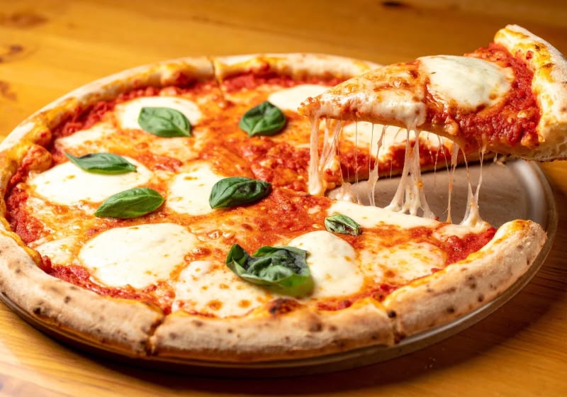 O Dia da Pizza é hoje. Quem comprar marguerita em 46 pizzarias vai ajudar crianças carentes. A ação será neste domingo em 3 estados e o no DF. - Foto: Canva