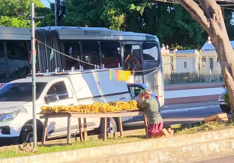O vendedor de bananas Hudson José foi flagrado fazendo uma oração antes de começar o dia trabalho em Manaus (AM) e o vídeo viralizou. - Foto: reprodução/ @manausnahistoria