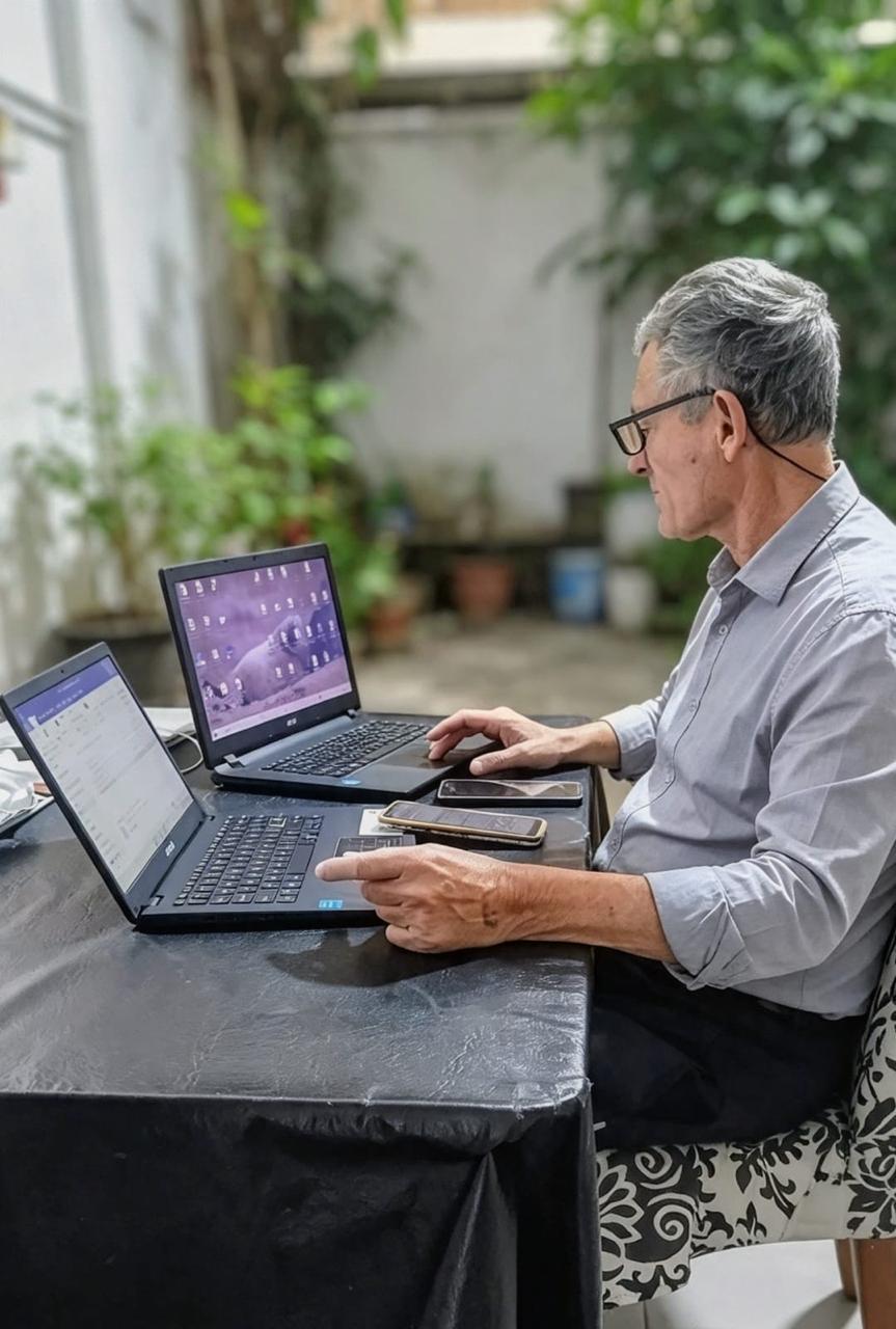 Seu Norberto trabalhando em home office, com 2 laptops e dois celulares. - Foto: Arquivo Pessoal