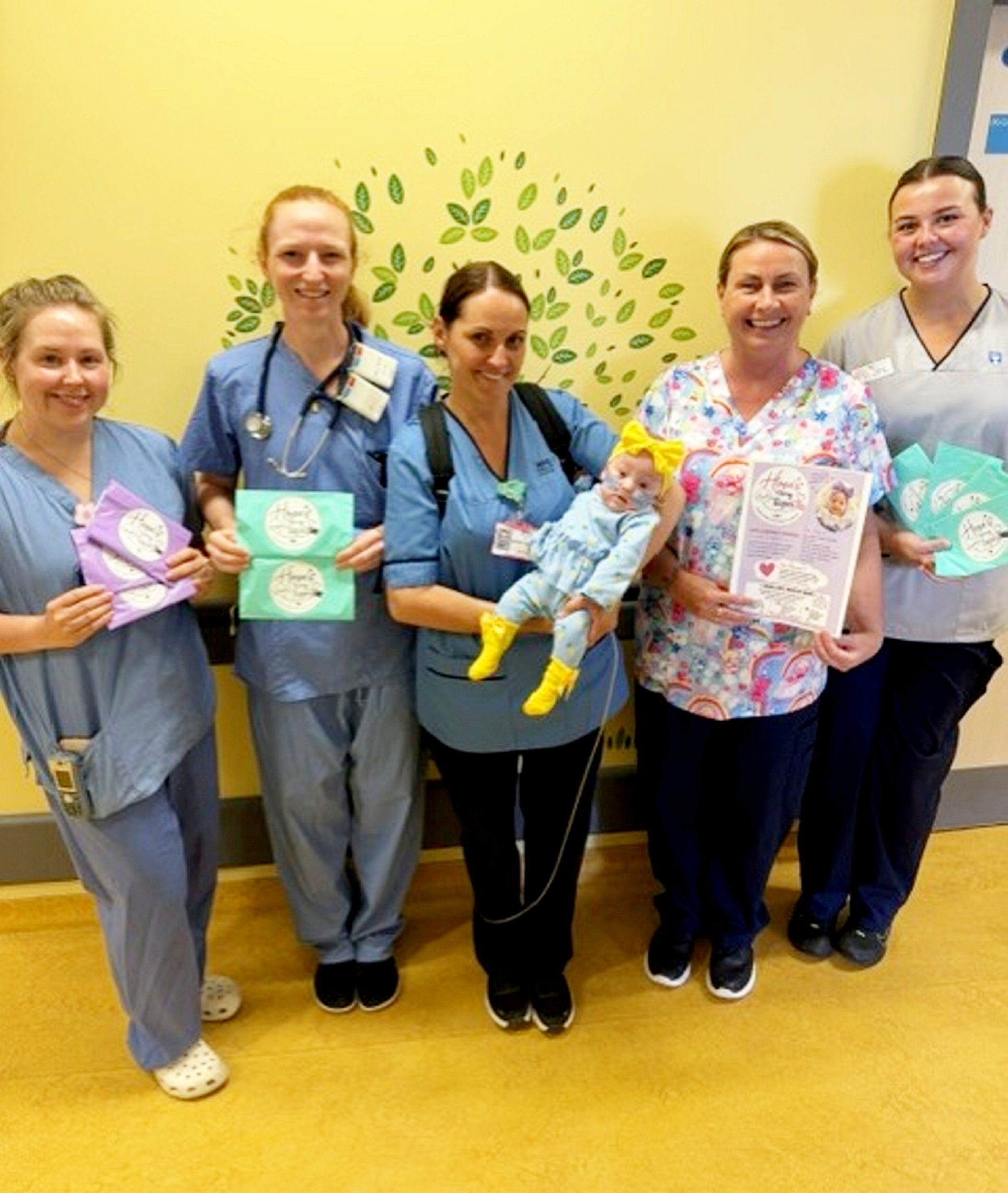 O dia da alta da Hope foi comemorado pela família e pela equipe do hospital. - Foto: NHS Fife / SWNS