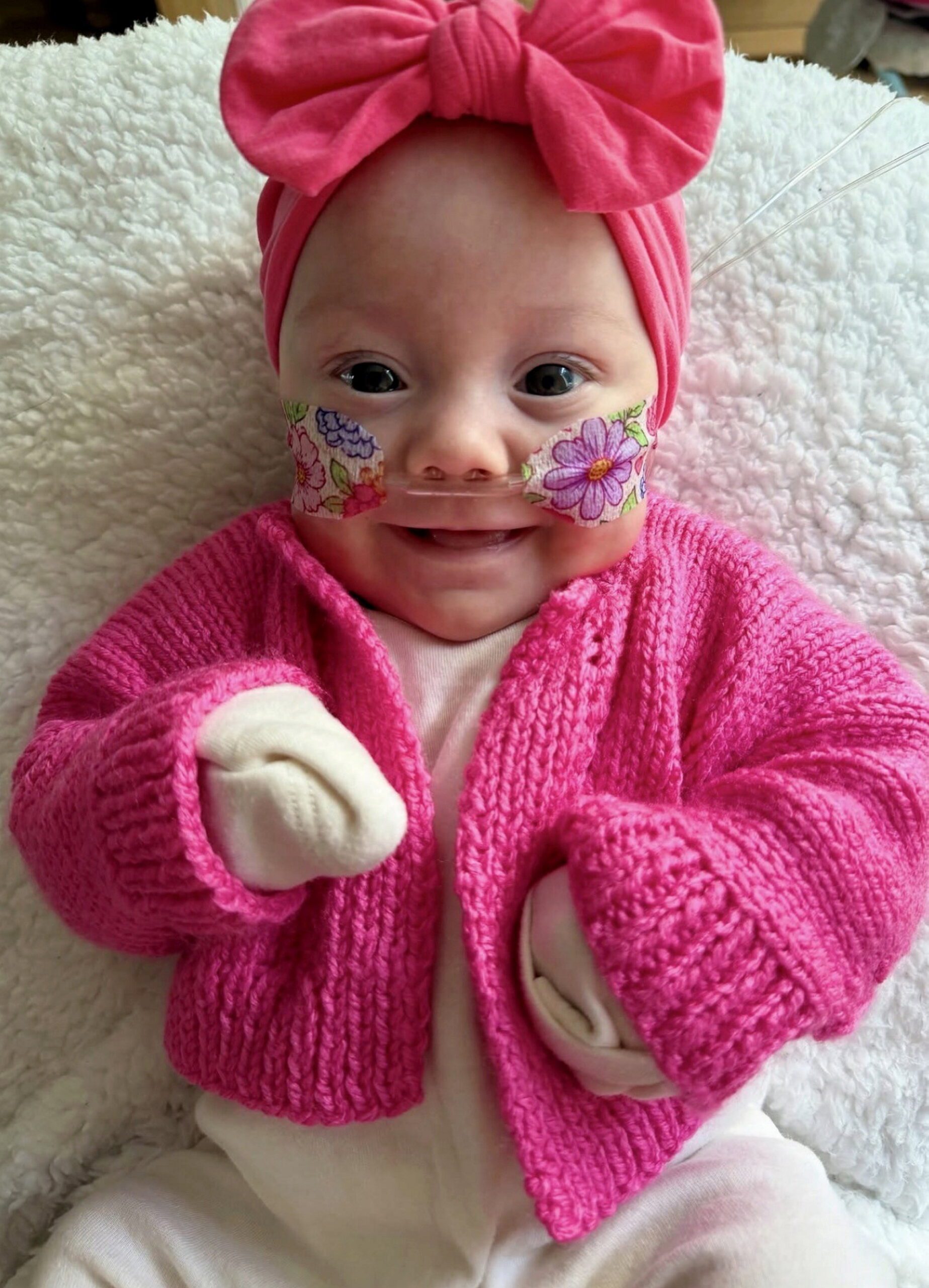 Ela linda, pronta para ver os irmãozinhos em casa. - Foto: NHS Fife / SWNS