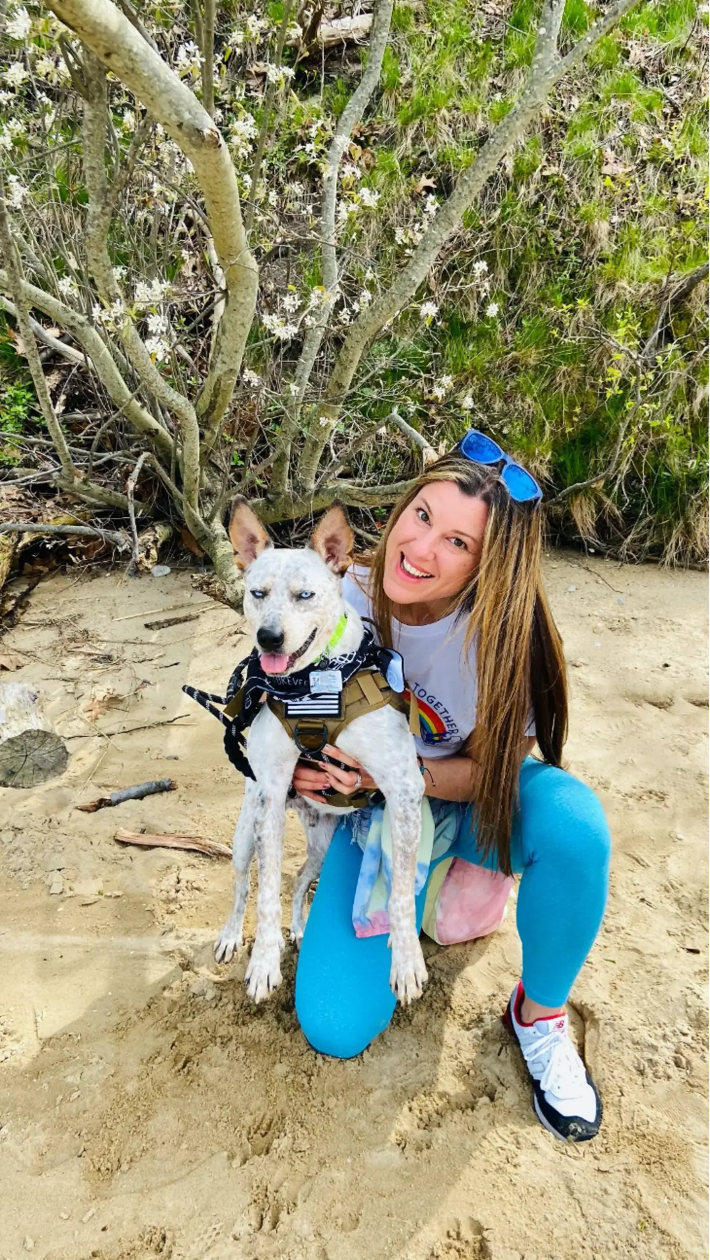 Ele com a tutora na praia. - Foto: Carolyn Christ