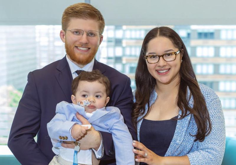 O pai Brian Carstens doa parte do fígado para salvar o filho Benjamin e agora eles vão comemorar o 1º aniversário da cirurgia bem-sucedida.- Foto: NYU Langone Staff