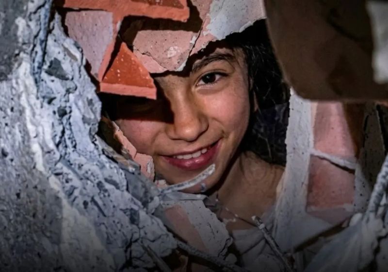 O sorriso da menina Fabiana, de 12 anos, emocionou o mundo ao ser resgatada dos escombros do terremoto na Venezuela, após 30 horas no escuro. Foto: reprodução/Redes sociais