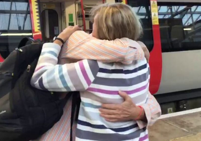 O reencontro emocionante da idosa Gill com o irmão perdido, Michael, foi em junho, numa estação ferroviária do País de Gales. Ele mora na África do Sul. Foto: reprodução/ SWNS