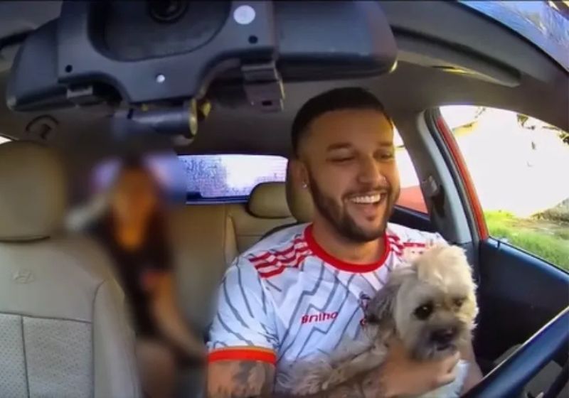 O motorista Ricardo encontrou o cachorro desaparecido da tia dele durante corrida no RJ e devolveu à família. O resgate do Toddynho emocionou. - Foto: reprodução/ Ricardo Lobo
