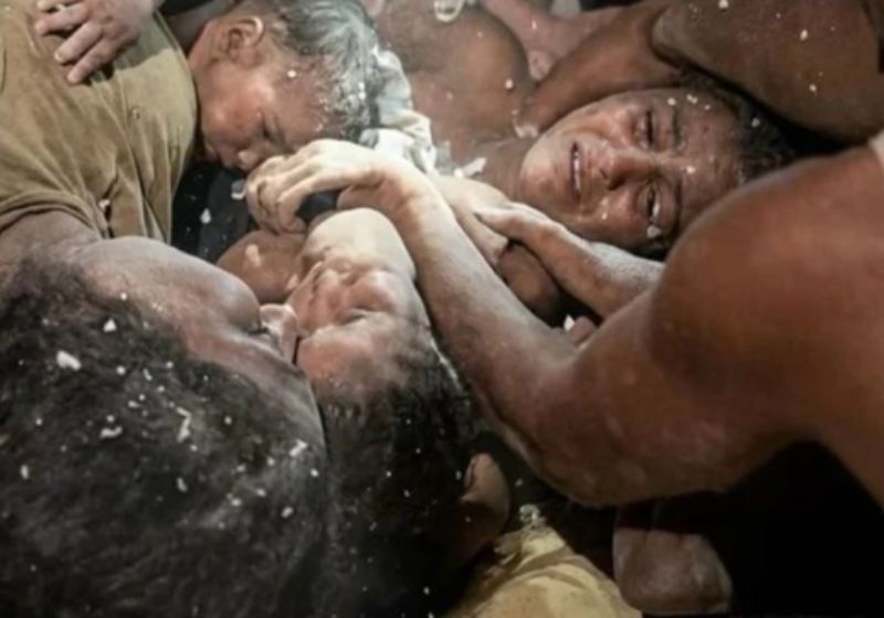 Mãe amamenta filhos presos por 11 dias nos escombros do terremoto na Venezuela e família é resgatada com vida. Símbolo de amor e esperança. - Foto: reprodução/ VoxNews
