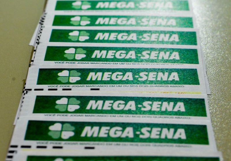 Mega-Sena sorteia prêmio acumulado de R$ 45 milhões nesta quinta-feira. Investido na poupança o valor rende R$ 300 mil por mês. - Foto: Marcello Casal Jr/Agência Brasil