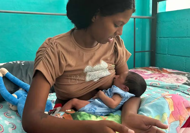 A mãe do bebê que nasceu durante terremoto na Venezuela mudou o nome dele para Gael Jesus para agradecer a Deus e homenagear a tia. - Foto: Paula Ramon/AFP