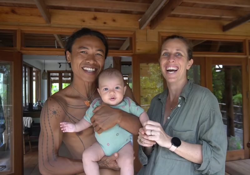 Amelia é o nome da bebê do casal que trocou as baladas da Bélgica por uma ilha isolada na Indonésia. - Foto: Exploring Alternatives/YouTube
