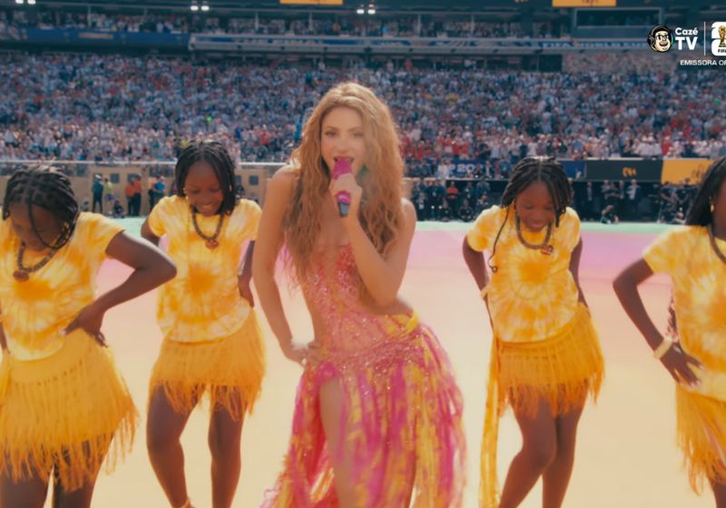 Shakira cumpriu a promessa e dançou com as crianças de Uganda no show de intervalo da Copa do Mundo. Teve homenagem ao rei Pelé também. - Foto: reprodução/ CazéTV