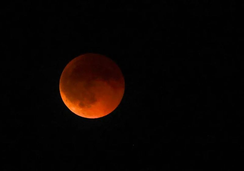 Os fenômenos de agosto incluem a chuva de meteoros Perseidas e dois eclipses: um deles poderá ser visto aqui no Brasil do dia 27 para 28. - Foto: EFE/EPA/GEORGI LICOVSKI