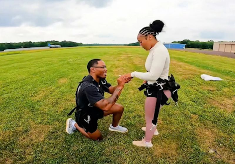 Blaine fez o pedido de casamento após o salto de paraquedas da namorada Braya. Ele surpreendeu a jovem e ouviu o esperado "sim", na Pensilvânia (EUA). - Foto: reprodução/ Instagram/ SWNS/People