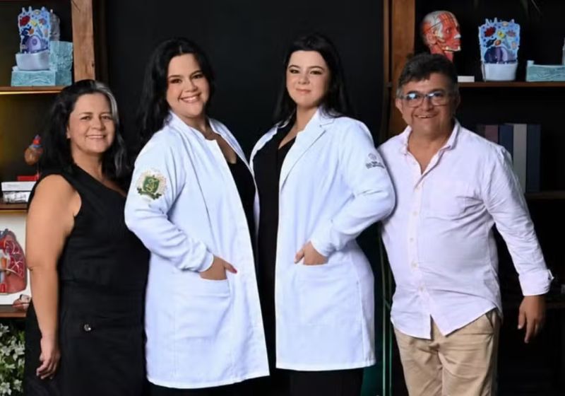 Marly, a mãe feirante, paga a faculdade de medicina das 2 filhas vendendo pastel em Palmas (TO). E elas ajudam a mãe quando saem das aulas. Foto: Arquivo Pessoal/Marly Moreira