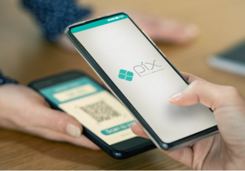 O Pix já funciona no exterior em oito países e permite pagamentos em reais com conversão automática sem os juros do cartão de crédito. - Foto: reprodução/Tecnicon