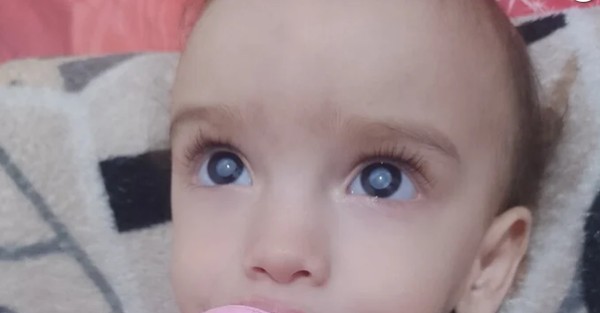 A pequena Isadora recebe ajuda do jogador Richarlison para fazer tratamento de catarata congênita — Foto: Instagram/reprodução