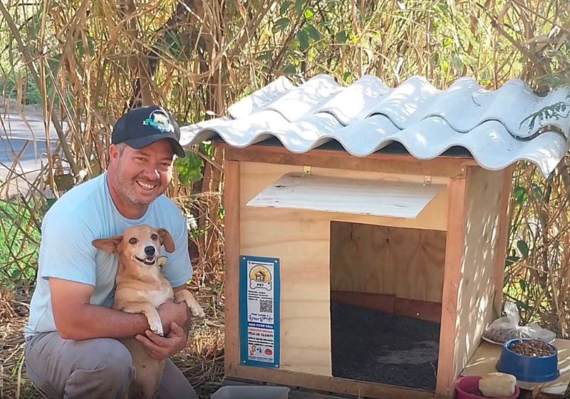 O caminhoneiro Leomar Miguel já construiu mais de 1,7 mil casinhas para proteger cães e gatos abandonados do frio e da chuva em SP. - Foto: Reprodução/ Instagram @semeadoresdobem.pets
