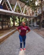 Giullia Cardim, de 26 anos, segue na graduação em Engenharia de Produção da UFF e luta por mais acessibilidade no ensino superior. Foto: Arquivo pessoal
