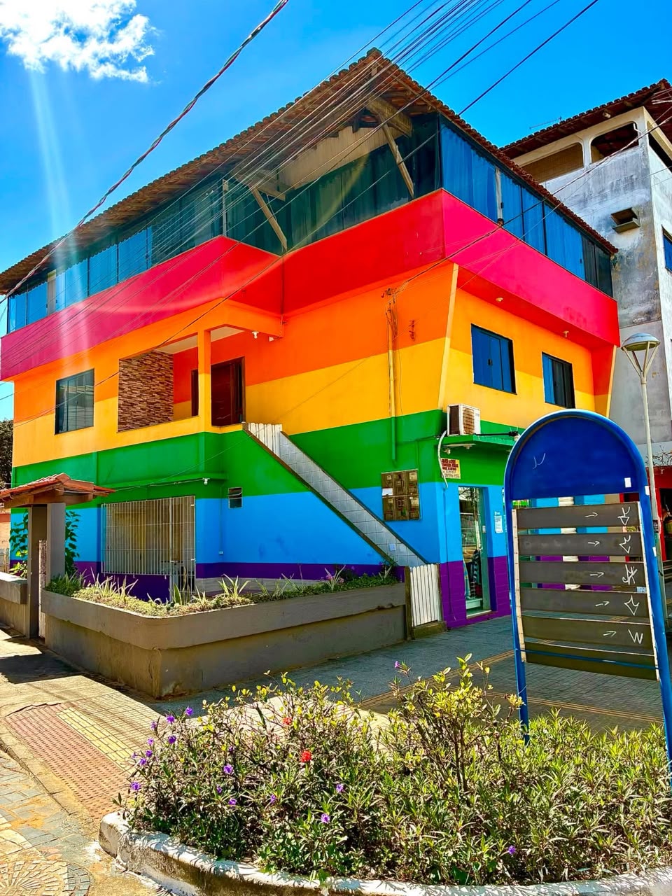 Casa pintada com as cores da bandeira LGBT continua preservada 6 anos depois, em Anchieta, ES. Foto: Reprodução/Instagram @bruno_meneguelli