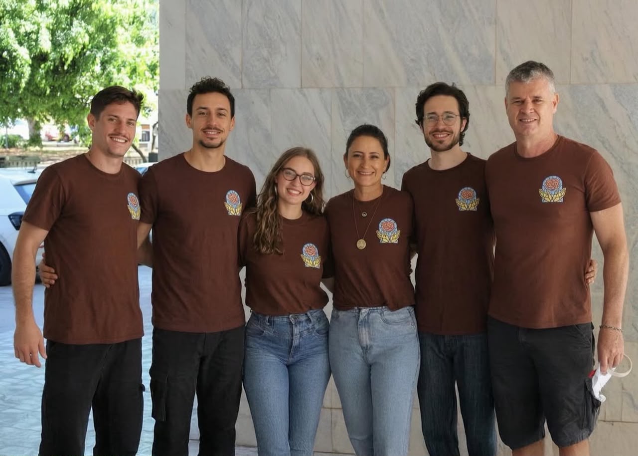 A família da Marta Carvalho está toda envolvida no projeto do mosaico gigantes. - Foto: reprodução/ Instagram/ @martamosaicos