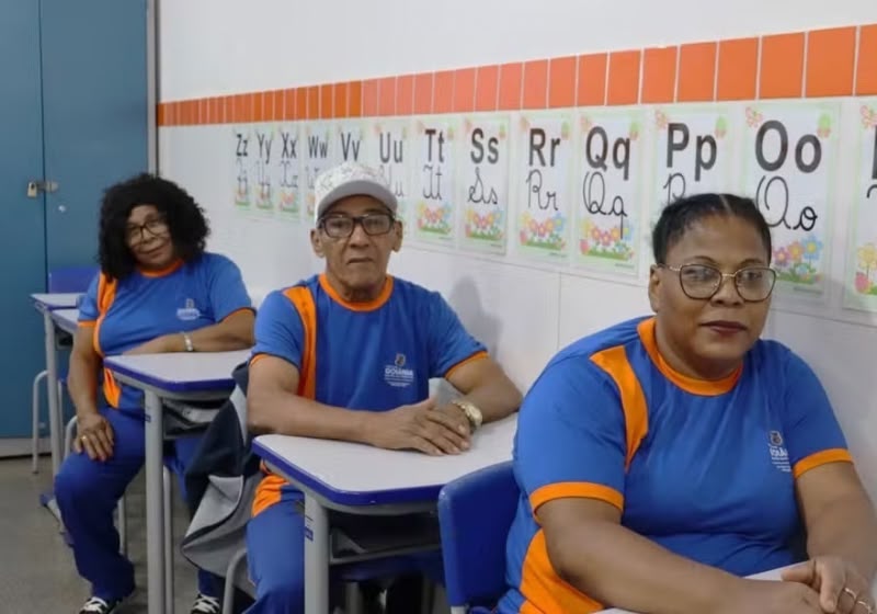 Selma Santos Barrozo, de 51 anos, voltou a estudar e incentivou os pais Francisco, de 74, e Maria da Paz, de 69, a irem para a EJA com ela, em Goiânia (GO). - Foto: Benjamin Bagmanian/Prefeitura de Goiânia