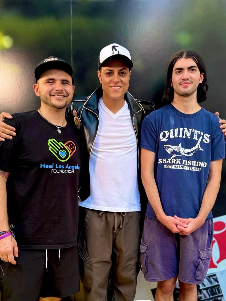 O brasileiro Rodrigo Teaser,com os filhos de Michael Jackson, Prince e Bigi Jackson. - Foto: Instagram/ @rodrigotesaer