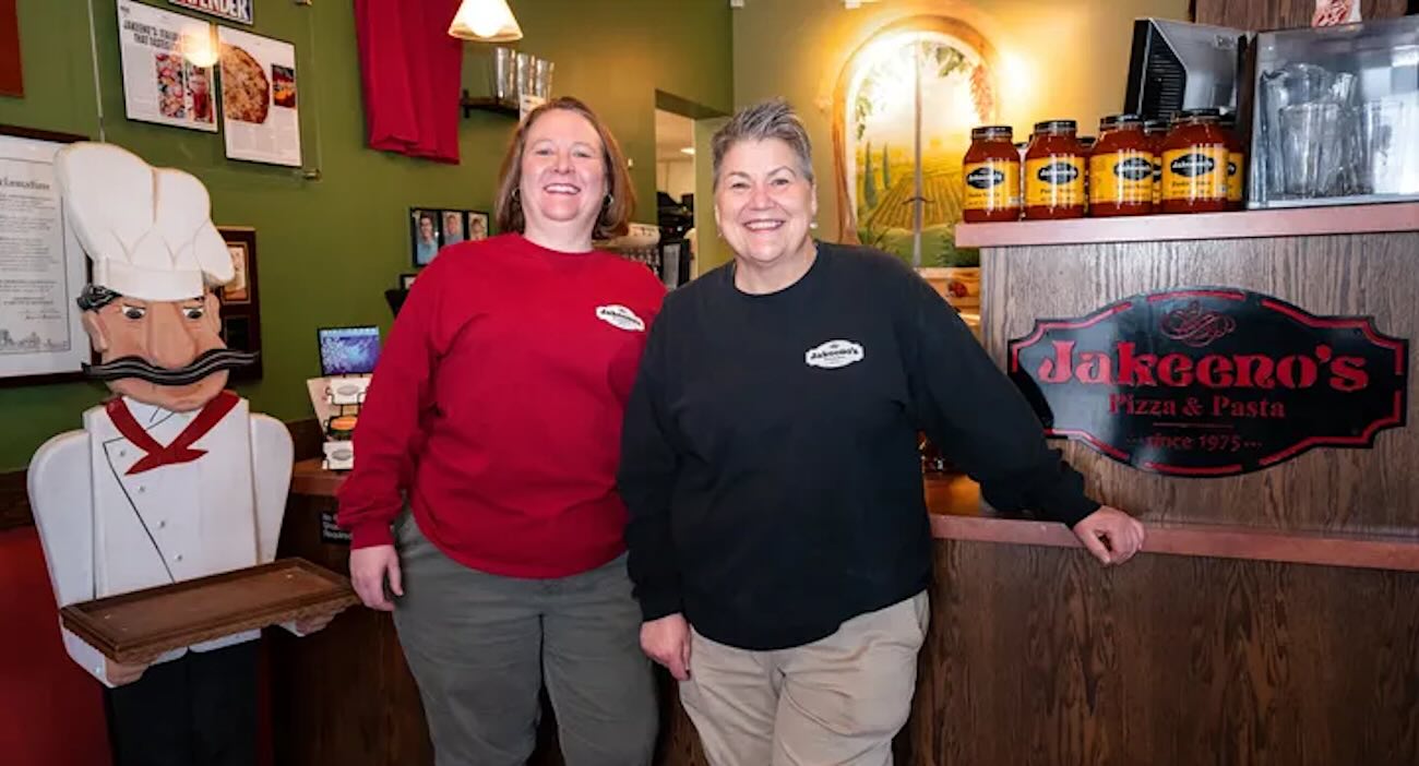Moradores e clientes de Minneapolis (EUA) se uniram para ajudar a pagar os salários dos funcionários da pizzaria Jakeeno’s Pizza & Pasta, que funciona há 50 anos e foi destruída por um incêndio. - Fotos: reprodução/ GoFundMe