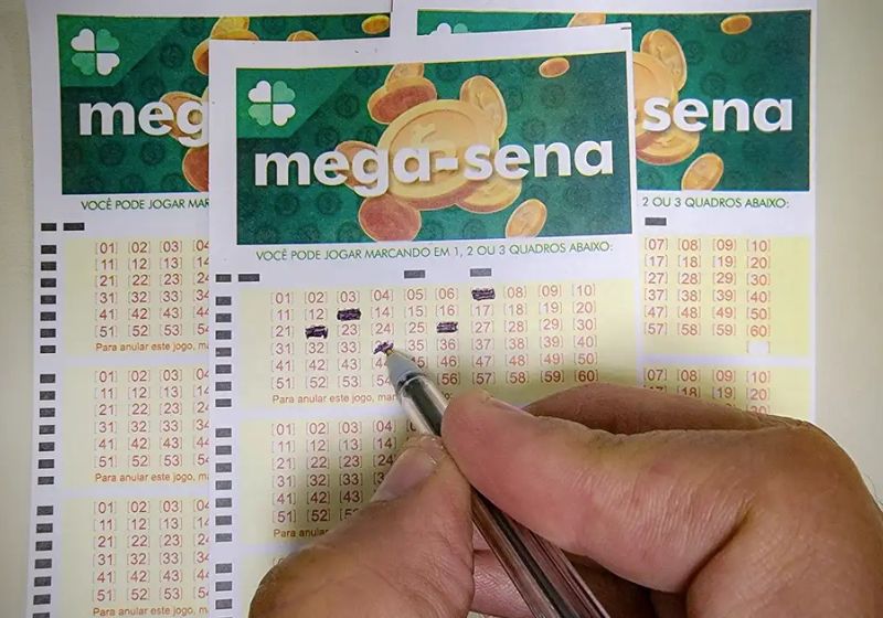 Aplicado no poupança, o prêmio de R$ 100 milhões da Mega-Sena acumulada rende quase R$ 700 mil por mês: viver de juros para o resto da vida. - Foto: Rafa Neddermeyer/Agência Brasil/Arquivo