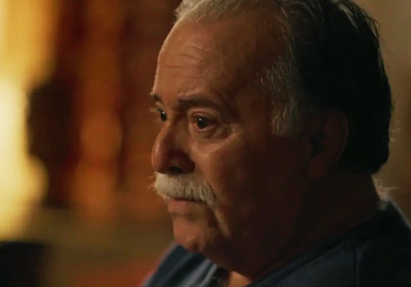 Tony Ramos emociona o Brasil com choro engolido na cena em que o avô idoso reconhece os próprios preconceitos contra o neto Mau-Mau em Quem Ama Cuida. - Fotos: reprodução/TV Globo