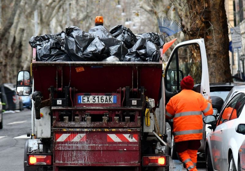 Os coletores da Itália encontraram e devolveram o bilhete premiado da loteria, de 1 milhão de euros, que a mulher sortuda jogou no lixo por engano. - Foto: Alberto PIZZOLI /AFP