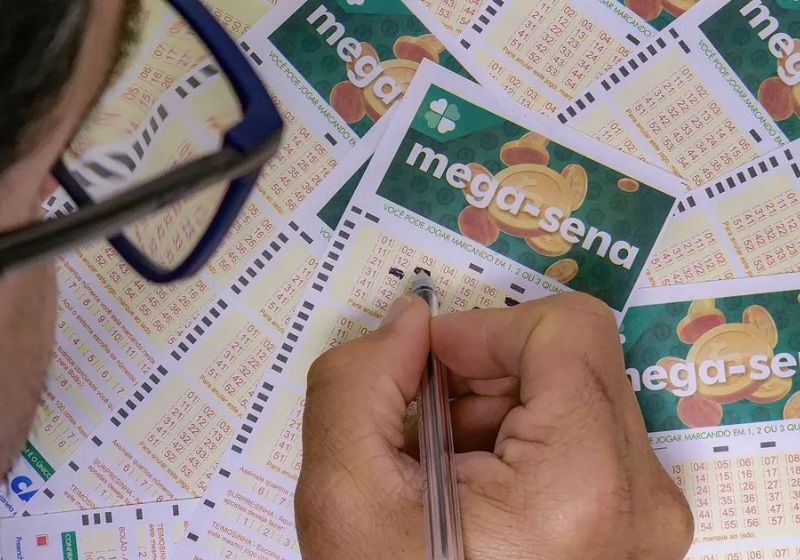 A Mega-Sena está acumulada em R$ 150 milhões e será sorteada nesta quinta, 6. - Foto: Rafa Neddermeyer / Agência Brasil