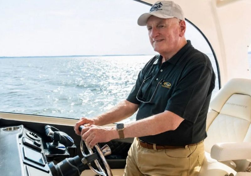 O patrão Eddie Smith doa a empresa dele aos funcionários que ajudaram a reconstruir o negócio. - Foto: Grady-White Boats to Fortune