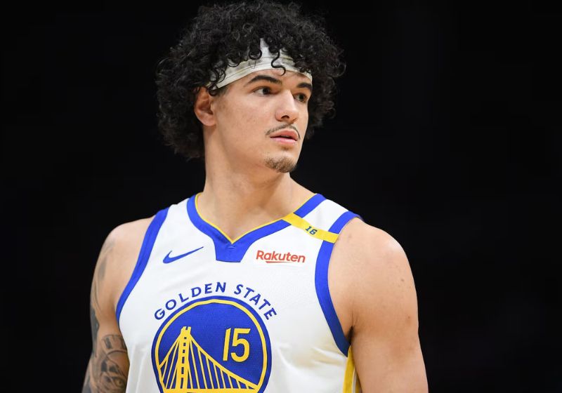 O brasileiro Gui Santos ganhará mais que LeBron James, na NBA. O jogador de basquete, de 24 anos, receberá US$ 4,63 milhões do Golden State Warriors. - Foto: Erin Mizelle/NBAE/Getty Images/AFP