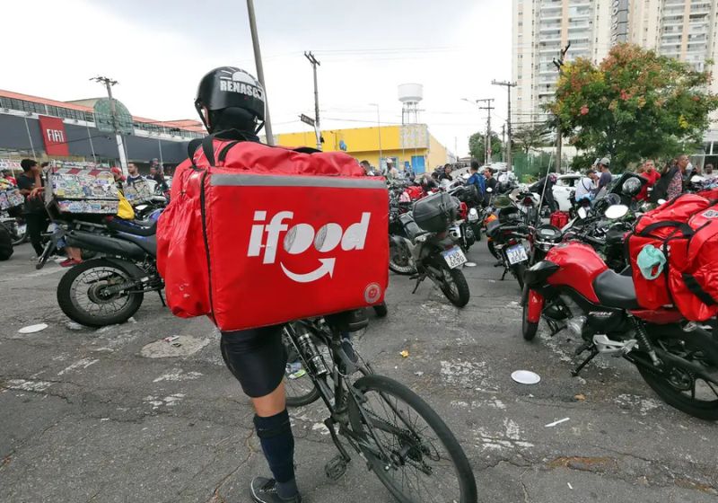 Entrega de medicamentos por aplicativos como iFood, Rappi e Mercado Livre poderá ser feita por farmácias licenciadas após regulamentação da Anvisa. - Foto: Paulo Pinto/Agência Brasil