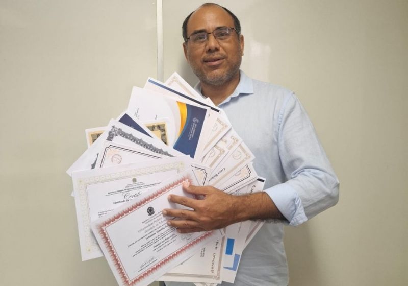 O professor Solonildo Almeida, de Fortaleza, bate recorde brasileiro ao concluir 17 diplomas de licenciatura em 30 anos. - Foto: reprodução/ Instagram/ @rankbrasil
