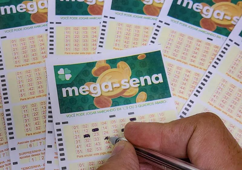 O prêmio da Mega-Sena acumulou após ninguém acertar as seis dezenas neste domingo. Só na poupança, R$ 45 milhões renderiam pelo menos R$ 225 mil por mês. - Foto: Foto: Rafa Neddermeyer/Agência Brasil/arquivo