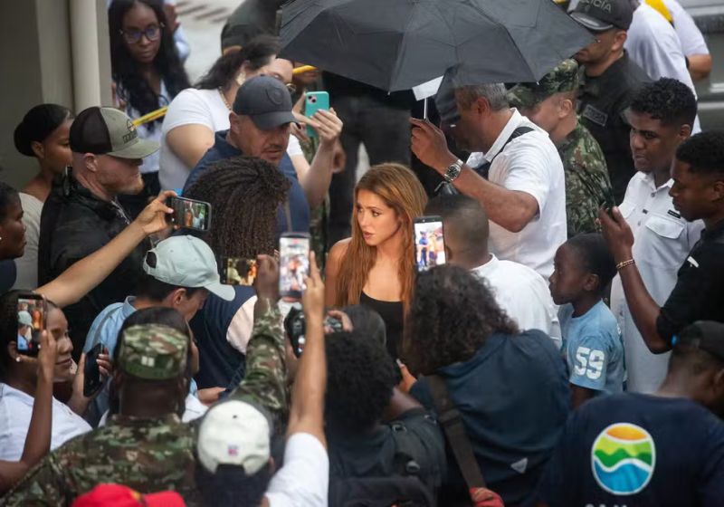 Shakira visitar áreas destruídas pelo terremoto em Quibdó, na Colômbia e anuncia ajuda para reconstruir escolas. - Foto: Stringer / AFP