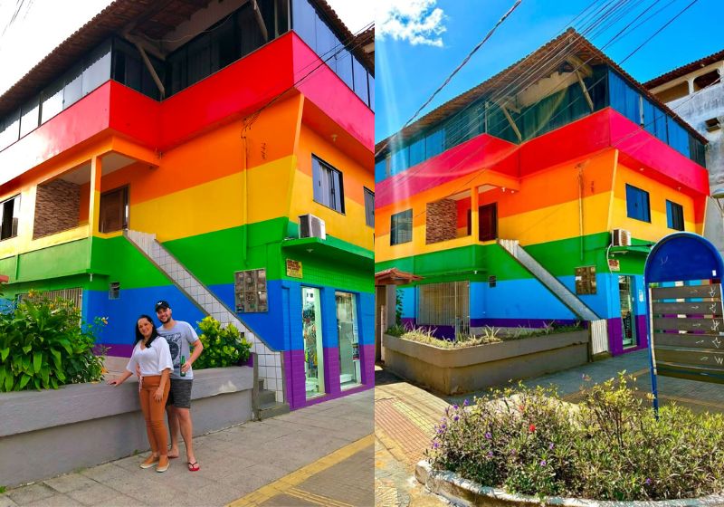 Bruno Menegueli Fonseca e a mãe, Adriana, em frente à Casa Colorida LGBT, em Anchieta (ES), que ganhou uma nova pintura seis anos depois. - Foto: Reprodução/@bruno_meneguelli