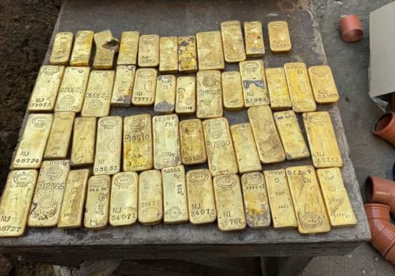 O operário Kobe Phillips, de 18 anos, trabalhava na reforma de um antigo prédio na Bélgica quando encontrou as barras de ouro. Tesouro é avaliado em 9 milhões de euros. - Foto: Police department Dendermonde / Facebook
