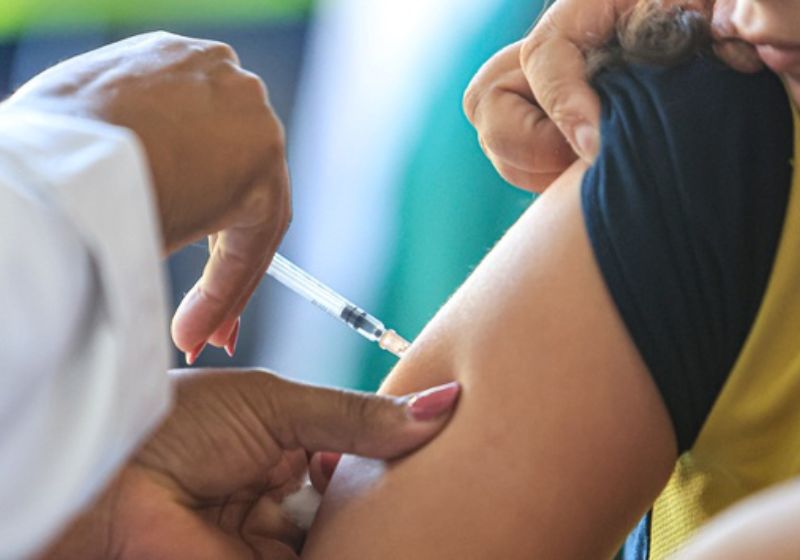 Crianças e adolescentes menores de 15 anos poderão atualizar a caderneta gratuitamente nas unidades de saúde. O Dia D de Vacinação será neste sábado e a campanha segue até 1º de setembro. - Foto: Paulo Pinto/Agência Brasil