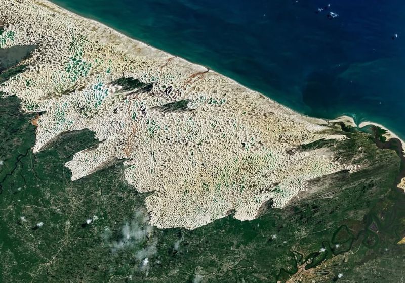 Imagem da Nasa, registrada pelo satélite Landsat 9, mostra ao mundo as dunas brancas e centenas de lagoas azuis e verdes dos Lençóis Maranhenses (MA). - Foto: reprodução/ Instagram/ Nasa