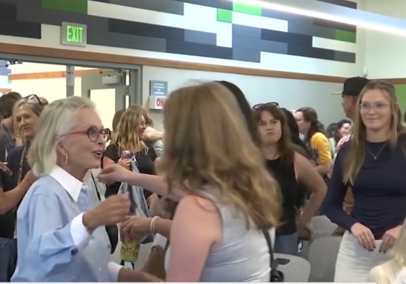 públicos que ganham pouco. Cada um recebeu um cheque de US$ 9.161,70 nos EUA. - Foto: reprodução/ Youtube/ Kron4
