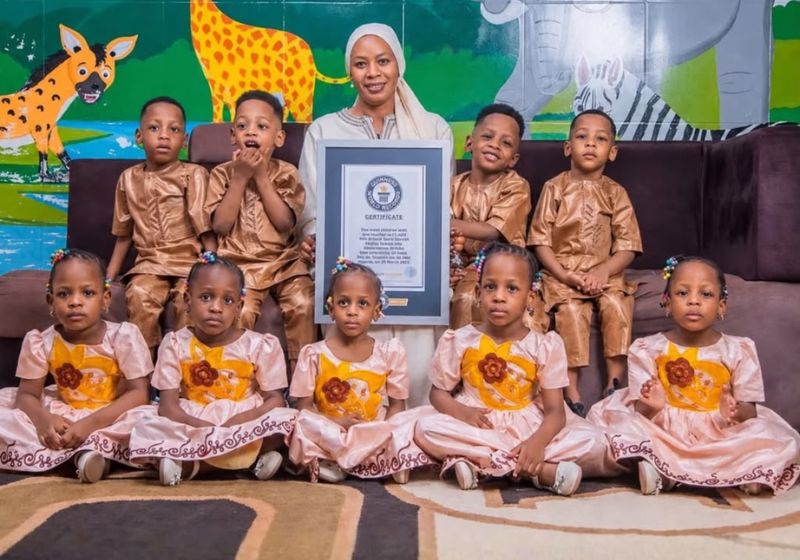 Os nove irmãos de Mali são o primeiro grupo conhecido de nonúplos a sobreviver ao parto. Eles estão lindos, saudáveis e vão começar a estudar. - Foto: reprodução/ Guinness Book Records